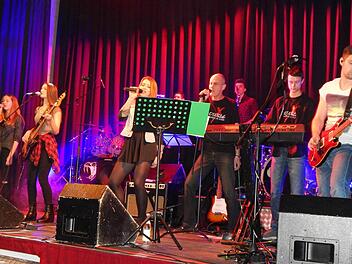 Rockten, was das Zeug hält: Die Band Trouble X feierte bei der Rocknacht ihr Bühnenjubiläum.  Foto: Mona Lisa Eigenfeld