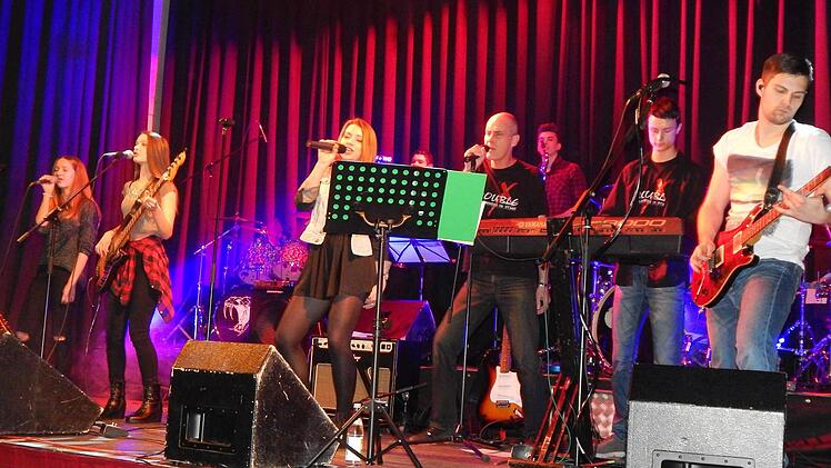 Rockten, was das Zeug hält: Die Band Trouble X feierte bei der Rocknacht ihr Bühnenjubiläum.  Foto: Mona Lisa Eigenfeld