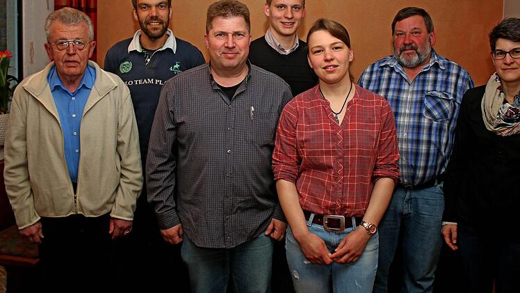 Der neue Zünterbacher Ortsbeirat nahm seine Amtsgeschäfte auf (von links): Hermann Kötterheinrich (ehemaliger Ortsvorsteher), Jürgen Albert, Harald Stelzner (neuer Ortsvorsteher), Lukas Henke, Karina Hergenröther (stellvertretende Ortsvorsteherin) Thomas Hergenröther und Sabine Hergenröther.  Foto: Steffen Vetter