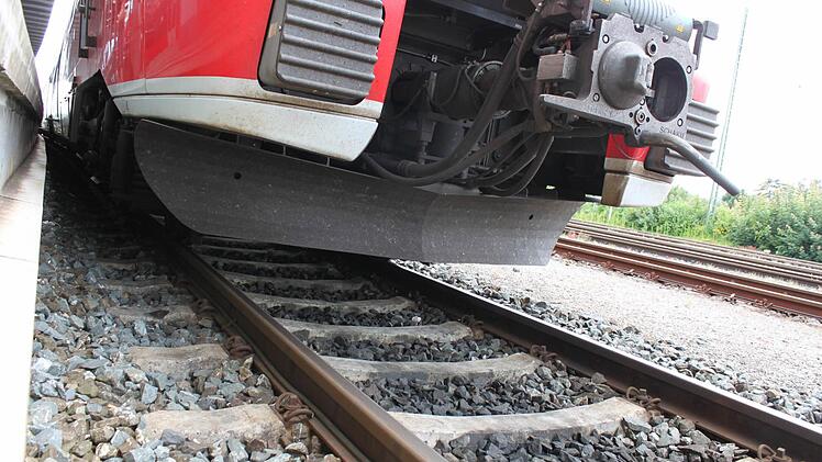 Auf Gleis 7 ereignete sich das Unglück im Lichtenfelser Bahnhof Das Räumschild eines baugleichen Zugs: Mit etwa zehn Stundenkilometern schob der Triebwagen den Kopf vom Gleis. Fot: Markus Häggberg