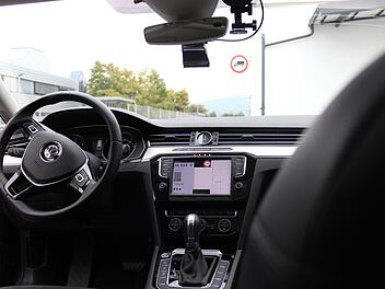 Die E- und S-Klasse von Mercedes kann bereits selbsttätig einparken, bald sollen sie dem Fahrer auch längere Fahrtstrecken abnehmen. Die Technik dazu entwickelt der französische Autozulieferer Valeo seit etwas über einem Jahr in Neuses. Foto: Marian Hamacher