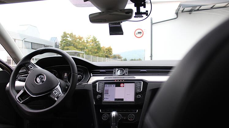 Die E- und S-Klasse von Mercedes kann bereits selbsttätig einparken, bald sollen sie dem Fahrer auch längere Fahrtstrecken abnehmen. Die Technik dazu entwickelt der französische Autozulieferer Valeo seit etwas über einem Jahr in Neuses. Foto: Marian Hamacher