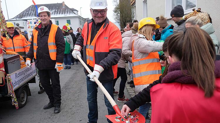 Auch der Marktgemeinderat war im Faschingszug zu entdecken und verteilte als Bauarbeitergruppe Süßigkeiten mit der Schippe.