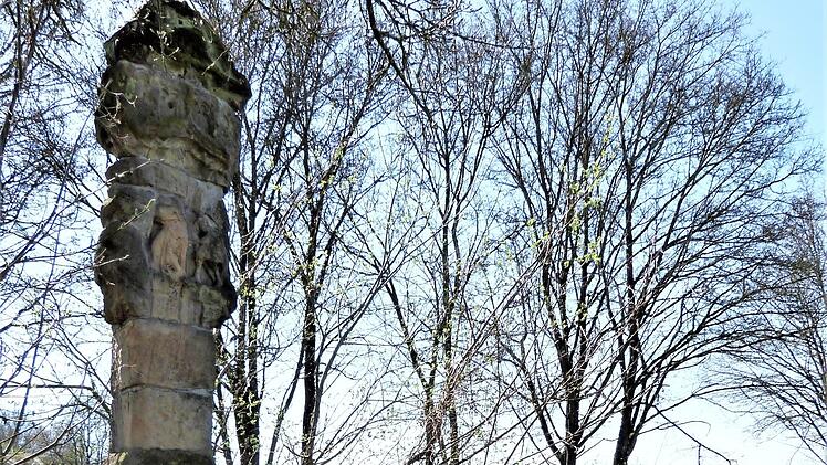 Im Rahmen der Zweitflurbereinigung Himmelkron ist auch eine Neugestaltung der "Marter" an der Gemarkungsgrenze Himmelkron/Hegnabrunn vorgesehen (dort soll die "Weiße Frau" tot zusammengebrochen sein). Hierfür sind 12 000 Euro eingeplant. Es soll eine Parkfläche mit einer Hinweistafel auf die Gedenksteine geschaffen werden. Neuenmarkt beteiligt sich dabei mit einem Zuschuss von 2000 Euro.  Foto: Werner Reißaus