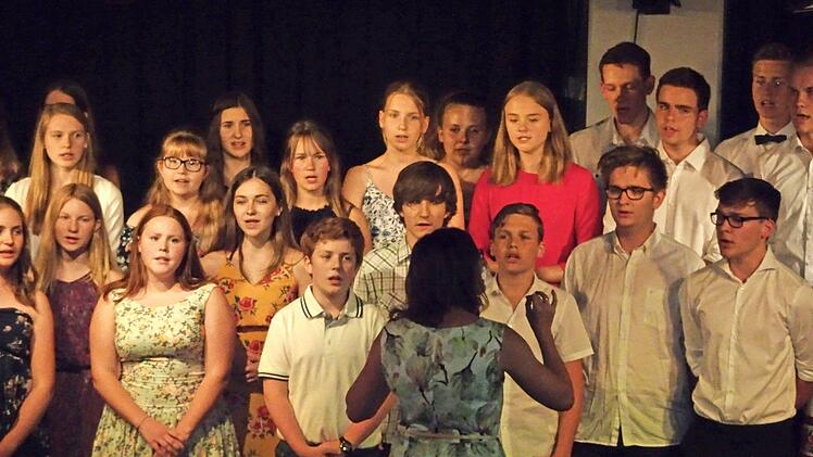 Catrin Schuler leitet den Großen Chor, der mit Bodypercussions ein großes Gewitter nachstellte.