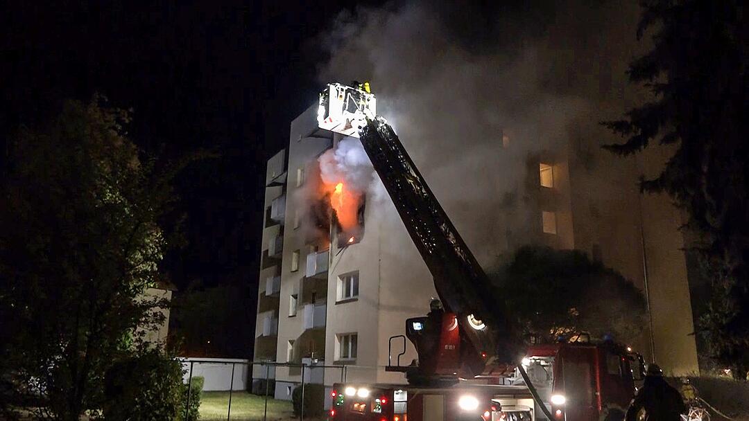 Bamberg: Brand in Mehrfamilienhaus - Feuerwehr findet leblosen Bewohner