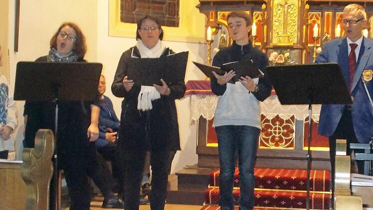 Der Projektchor Birkach sorgte bei seinem Debütauftritt für eine feine Bereicherung des Programms. Das Bild zeigt von links Rene und Rosi Schmidt, Hedwig Fleischmann, Christopher Schmidt und Franz Hornung. Werner Schmidt begleitete sie am Keyboard. Fotos: Ernst Eiermann