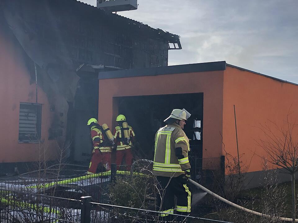 Markt Erlbach:  Brand in Einfamilienhaus – Vater und Sohn verletzt