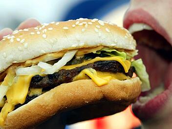 Heißhunger bringt einen dazu, viel und fettig zu essen - die Auslöser sind verschieden. Symbolfoto: Gero Breloer/dpa