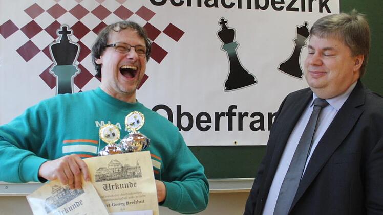 Auch wenn am Ende nur der Platz 3 blieb, hatte der für den SK Michelau startende Kurt-Georg Breithut, der auch im Blitzschach Dritter wurde, gut Lachen. Schiedsrichter Ingo Thorn schmunzelt mit.  Fotos: Markus Häggberg