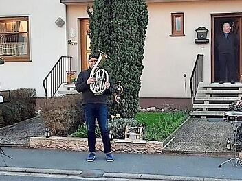 Kevin Münch (von links), Michael Beetz und Philipp Stark von der Stadtkapelle Seßlach spielten gemeinsam für die Aktion "Musik aus dem Fenster" in der Seßlacher Siedlung, auch wenn sie den Titel (noch) nicht wörtlich nahmen. "Wir wollen irgendwie gemeinsam durch die schwere Zeit gehen", versicherte Beetz. Fotos: Bettina Knauth