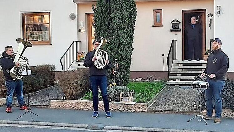 Kevin Münch (von links), Michael Beetz und Philipp Stark von der Stadtkapelle Seßlach spielten gemeinsam für die Aktion "Musik aus dem Fenster" in der Seßlacher Siedlung, auch wenn sie den Titel (noch) nicht wörtlich nahmen. "Wir wollen irgendwie gemeinsam durch die schwere Zeit gehen", versicherte Beetz. Fotos: Bettina Knauth