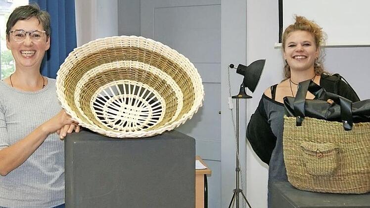 Stephanie Jensen (links) zeigte eine robuste, klassische Schale, während Clara Maria Walter eine Binsentasche mit einer gebrauchten LKW-Plane kombinierte. Fotos: Corinna Tübel