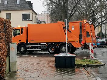 Müllabfuhr im Bamberger Haingebiet, Abfall, Altpapier, Biomüll, Restmüll, Müll, Mülltonnen