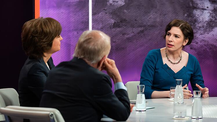 Gr&uuml;nen-Politikerin Marina Weisband sieht in einer Aufnahme der Ukraine in die EU ebenfalls Vorteile: "Wir haben ein junges Land, das richtig begeistert ist von dieser europ&auml;ischen Idee. Die EU braucht diese Begeisterung, um aus unserem b&uuml;rokratischen Kram herauszukommen."