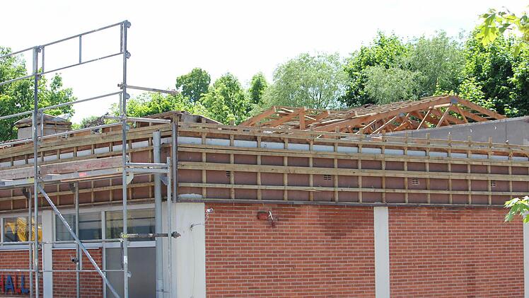 Stück für Stück wird das alte Hallenbad abgerissen.Foto: Kiesewetter