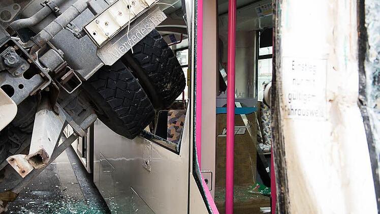 Der Lkw drückte die Scheiben der Straßenbahn ein. Foto: Tobias Köpplinger