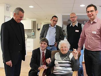 Sie wollen, dass die Bürger des Landkreises auch im Alter auf Wohnqualität nicht verzichten müssen. Im Bild von links: BRK-Kreisvorsitzender Landrat Oswald Marr, BRK-Kreisvorsitzender Roland Beierwaltes, Bauleiter Rudi Schwab, Hausbewohnerin Erna Huhn, Pflegedienstleiter Timo Heumann und Heimleiter des BRK-Seniorenhauses, Harald Schubert Foto: Veronika schadeck