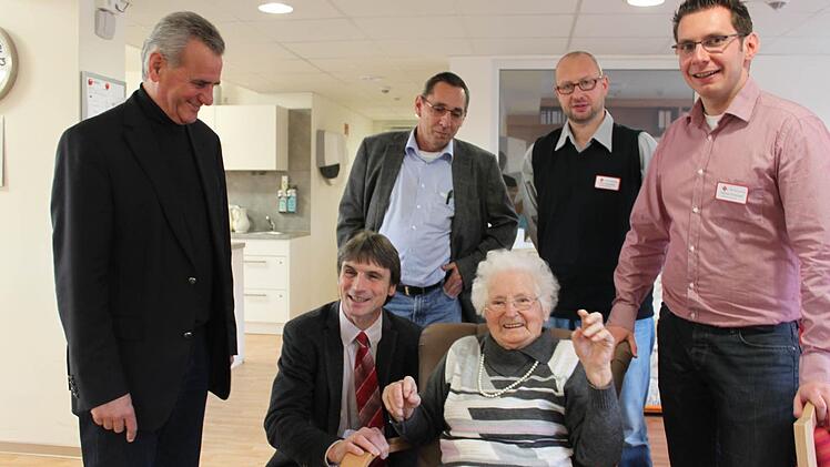 Sie wollen, dass die Bürger des Landkreises auch im Alter auf Wohnqualität nicht verzichten müssen. Im Bild von links: BRK-Kreisvorsitzender Landrat Oswald Marr, BRK-Kreisvorsitzender Roland Beierwaltes, Bauleiter Rudi Schwab, Hausbewohnerin Erna Huhn, Pflegedienstleiter Timo Heumann und Heimleiter des BRK-Seniorenhauses, Harald Schubert Foto: Veronika schadeck
