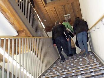 Alles eingepackt oder freigelegt - der Stadtrat sah sich in Sachen Sanierung im Hallstadter Rathaus um. Foto: Anette Schreiber/Kerstin Bönisch