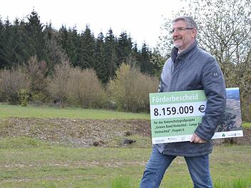 Coburgs Landrat Michael Busch kann in seiner Eigenschaft als Vorsitzender des Zweckverbands für das Naturschutzgroßprojekt den Scheck mit der Fördersumme von mehr als acht Millionen Euro getrost nach hause tragen. Fotos: Rainer Lutz