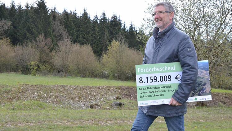 Coburgs Landrat Michael Busch kann in seiner Eigenschaft als Vorsitzender des Zweckverbands für das Naturschutzgroßprojekt den Scheck mit der Fördersumme von mehr als acht Millionen Euro getrost nach hause tragen. Fotos: Rainer Lutz