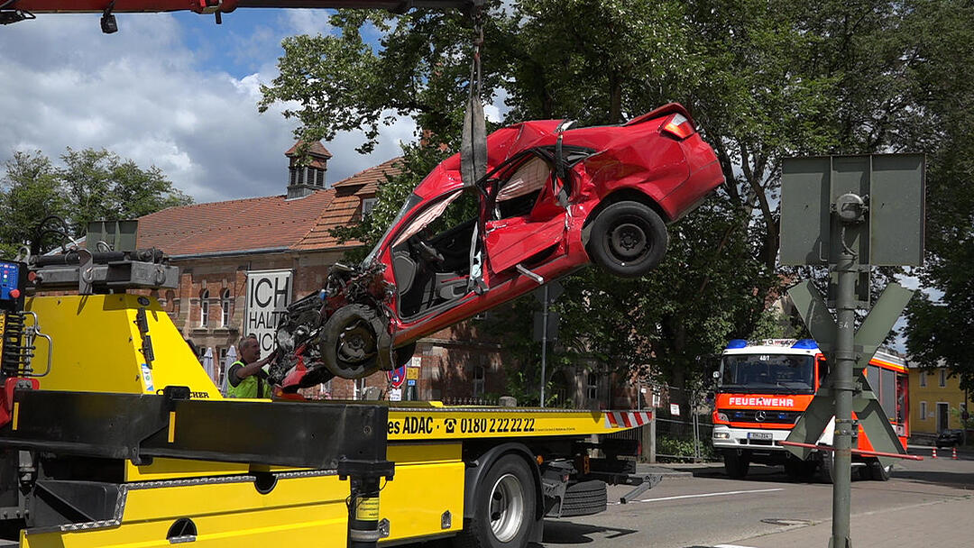 Auto fährt in Roth trotz Warnzeichen auf Gleise und wird von Zug erfasst