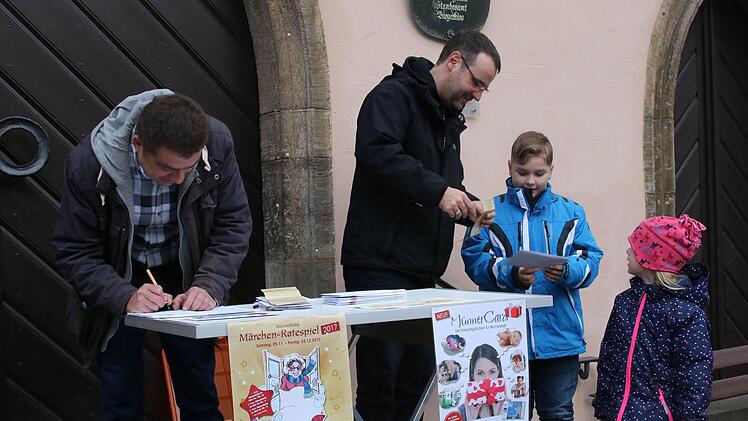 Die fünfjährige Glücksfee Lea (rechts) zog die Gewinne des Märchenratespiels. Foto: Dieter Britz