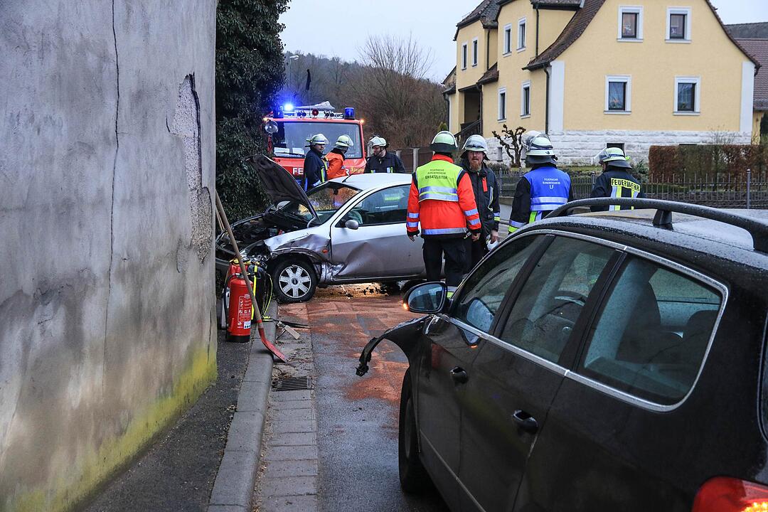 Zusammenstoß im Landkreis Bamberg: 21-jähriger Autofahrer missachtet Vorfahrt