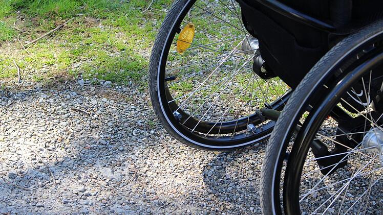 Durch den Siebenerpark ist trotz des Schotters gutes Durchkommen für Rollstuhlfahrer Foto: Julia Raab