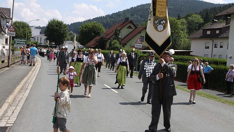 Der Schützenumzug in Wallenfels war farbenprächtig. Foto: Michael Wunder