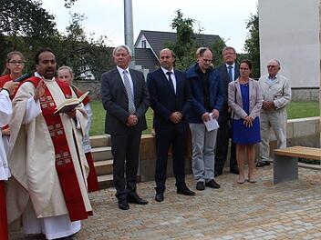 Pater Joseph erteilte der neuen Thüngfelder Mitte den kirchlichen Segen.  Foto: Evi Seeger
