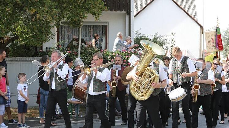 Der Festzug in Langensendelbach Foto: Barbara Herbst
