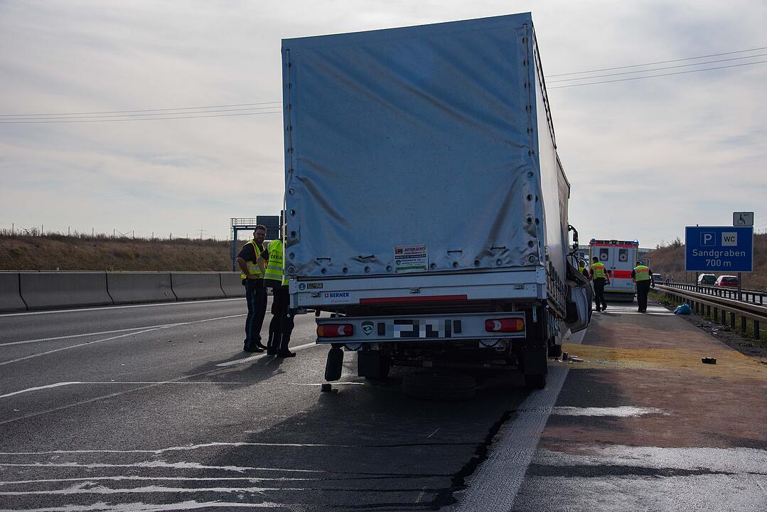Tödlicher Unfall auf der A3: Stauende übersehen - Kleinlaster prallt mit voller Wucht auf Lkw