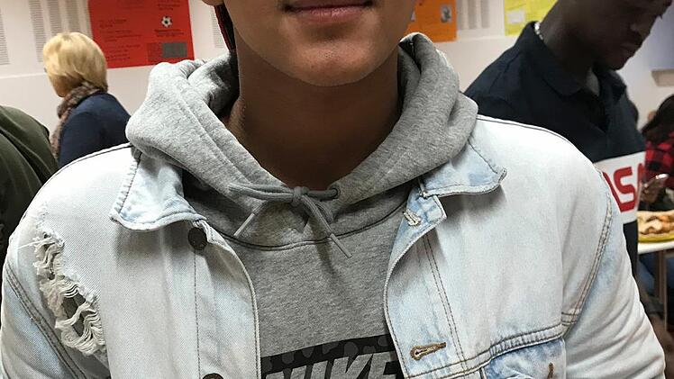 Rafi Ahmadzy mit typisch afghanischen Kulche; ein Geb&auml;ck, das an deutsche Pl&auml;tzchen erinnert.