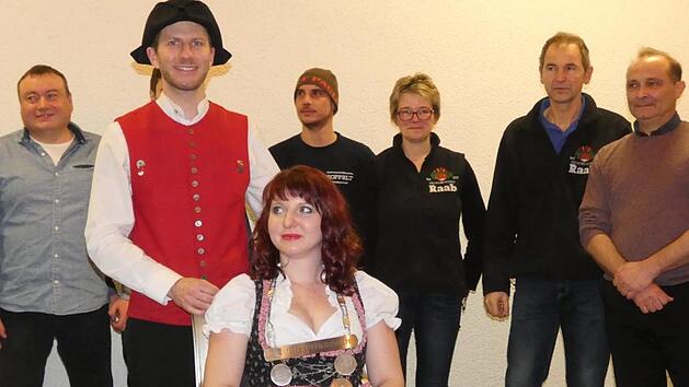Feierlich legte Sebastian Gocker seine Amtskette um den den Hals seiner Nachfolgerin Kerstin Friedrich.  Christian Licha