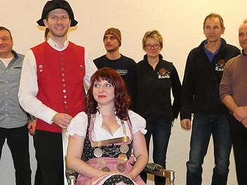 Feierlich legte Sebastian Gocker seine Amtskette um den den Hals seiner Nachfolgerin Kerstin Friedrich.  Christian Licha