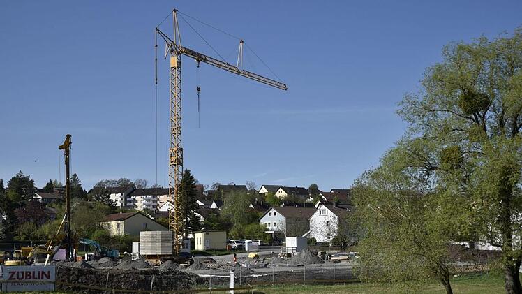 Im vollen Gang sind bereits die Bauarbeiten für die neue Wohnanlage  in Königsberg. Die Fertigstellung ist für Sommer 2020 geplant. Erhalten wird neben vielen Obstbäumen auch das Biotop auf dem Areal am Wohnheim.