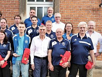 Im Rahmen eines Sommerempfangs des Sports ehrte die Gemeinde Neuenmarkt die erfolgreichen Kegler des ESV. In der Mitte Bürgermeister Siegfried Decker und links neben ihm Jan Sandler, der amtierende Deutsche Meister im Sportkegeln U 18.  Foto: Werner Reißaus
