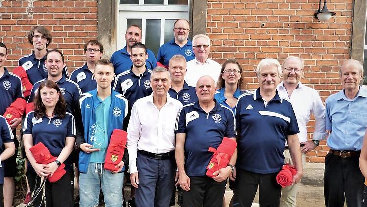 Im Rahmen eines Sommerempfangs des Sports ehrte die Gemeinde Neuenmarkt die erfolgreichen Kegler des ESV. In der Mitte Bürgermeister Siegfried Decker und links neben ihm Jan Sandler, der amtierende Deutsche Meister im Sportkegeln U 18.  Foto: Werner Reißaus