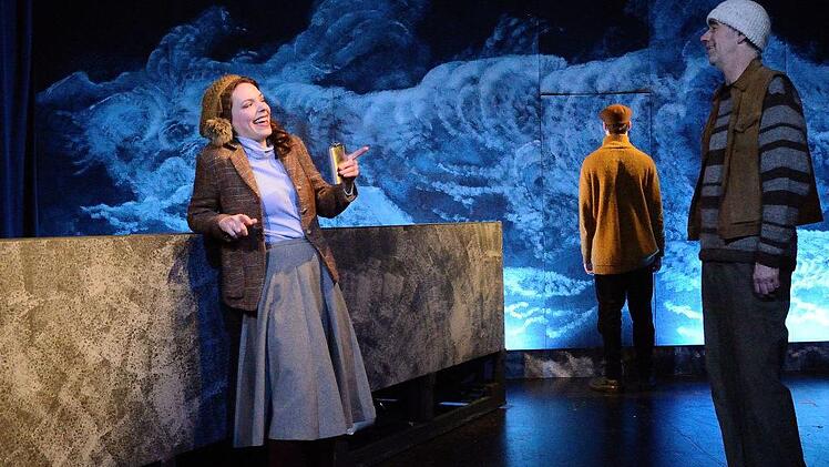 Anna Schindlbeck  (von links), Benjamin Jorns, Ingo Pfeiffer spielen in einer Szene  der Novelle "Der Schimmelreiter". Foto: Sebastian Worch