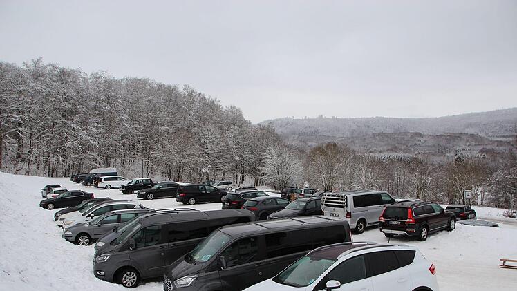 An der Liftanlage bot sich ein Anblick wie auf allen anderen Parkplätzen: Zahlreiche Autos aus ganz Deutschland. Foto: J. Schlereth