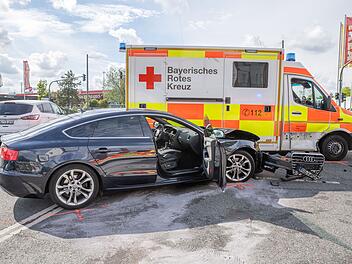 Rettungswagen verunfallt auf dem Weg zum Einsatz