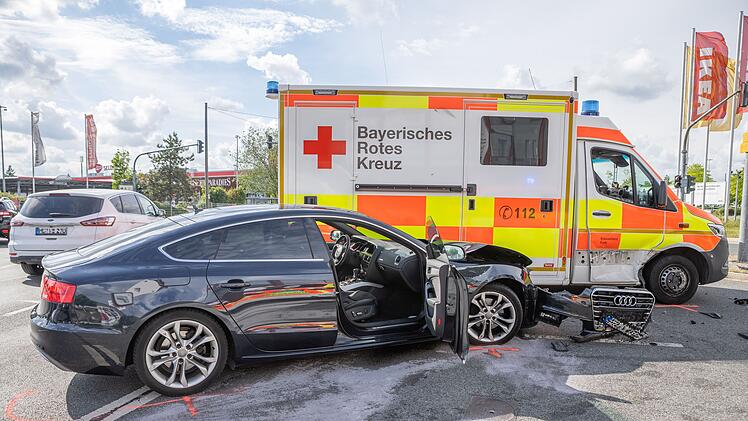 Rettungswagen verunfallt auf dem Weg zum Einsatz