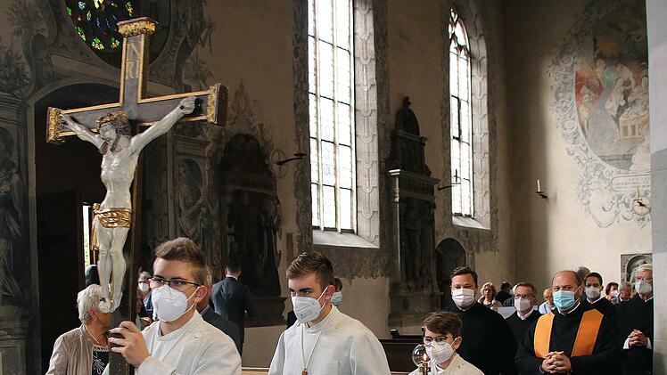 Die Primiz von Pater Christian Rentsch OSA begann mit dem Einzug der  Geistlichkeit in die Pfarrkirche Sankt Maria Magdalena. Foto: Dieter Britz