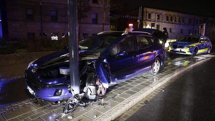 Auto prallt in Fürth gegen Laterne