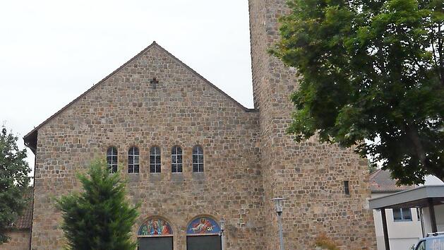 Die katholische Herz-Jesu-Kirche wird mit farbenfroher Illumination Schauplatz eines Benefizkonzertes, zu dem der Markt Pressig und die katholischen und evangelischen Kirchengemeinden Pressig und Rothenkirchen einladen.