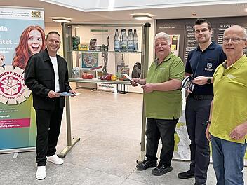 &Uuml;ber das Thema &bdquo;Lebensmittelvorr&auml;te&ldquo; informierten sich bei der Ausstellung im Lichthof (von links) Landrat Mario G&ouml;tz, Alexander Grom (Leiter Amtsverwaltung und Teamleitung &bdquo;Ern&auml;hrungsnotfallversorgung&ldquo; f&uuml;r den Landkeis Bad Kissingen/Rh&ouml;n-Grabfeld...