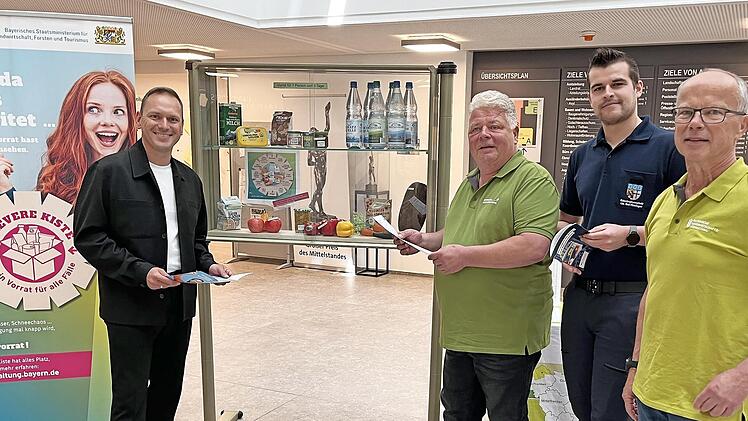&Uuml;ber das Thema &bdquo;Lebensmittelvorr&auml;te&ldquo; informierten sich bei der Ausstellung im Lichthof (von links) Landrat Mario G&ouml;tz, Alexander Grom (Leiter Amtsverwaltung und Teamleitung &bdquo;Ern&auml;hrungsnotfallversorgung&ldquo; f&uuml;r den Landkeis Bad Kissingen/Rh&ouml;n-Grabfeld...