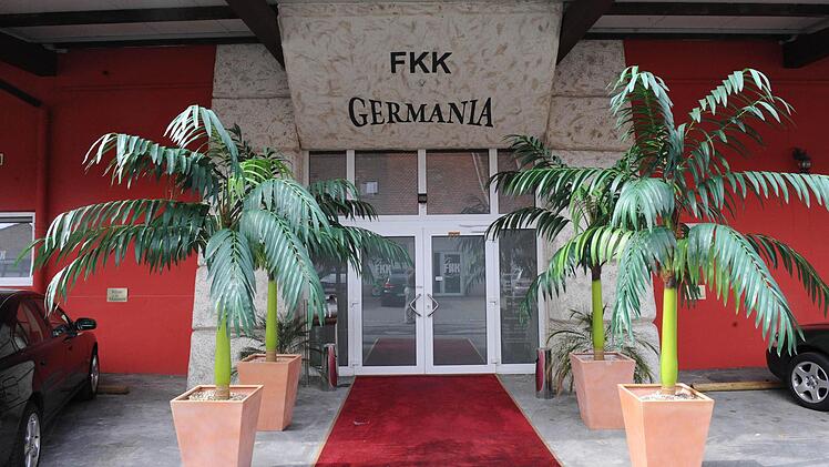 2011 sorgte das "FKK Germania", angeblich Frankens größter Sexclub, in der Jäckstraße für Aufregung (r.). Mittlerweile herrscht dort wieder tote Hose. Die Halle steht nach einem Betreiberwechsel leer. Fotos: Ronald Rinklef